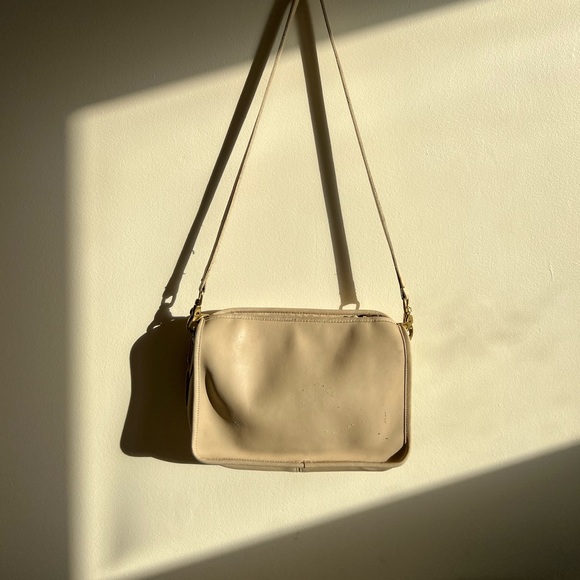 Vintage Coach Purse cream colour~preloved~has some belt rubbing damage on back - Picture 5 of 5